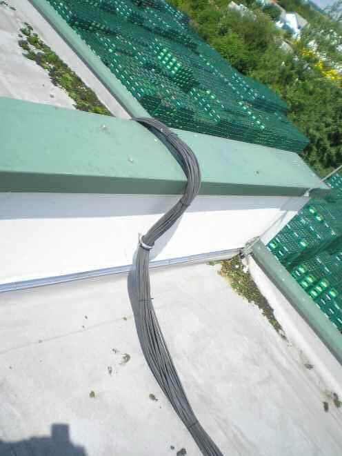 незащитено положени кабели на покрив.jpg